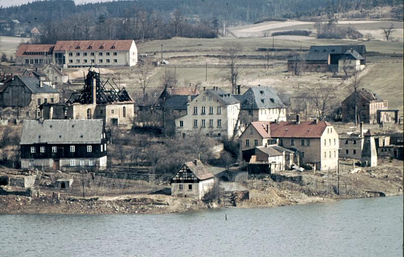 001 (108).jpg - Staubeginn, einige Häuser stehen noch, werden aber noch abgerissen. Oben links sieht man das heute noch teilweise stehende Gebäude, ursprünglich als Lehrlingswohnheim gedacht.